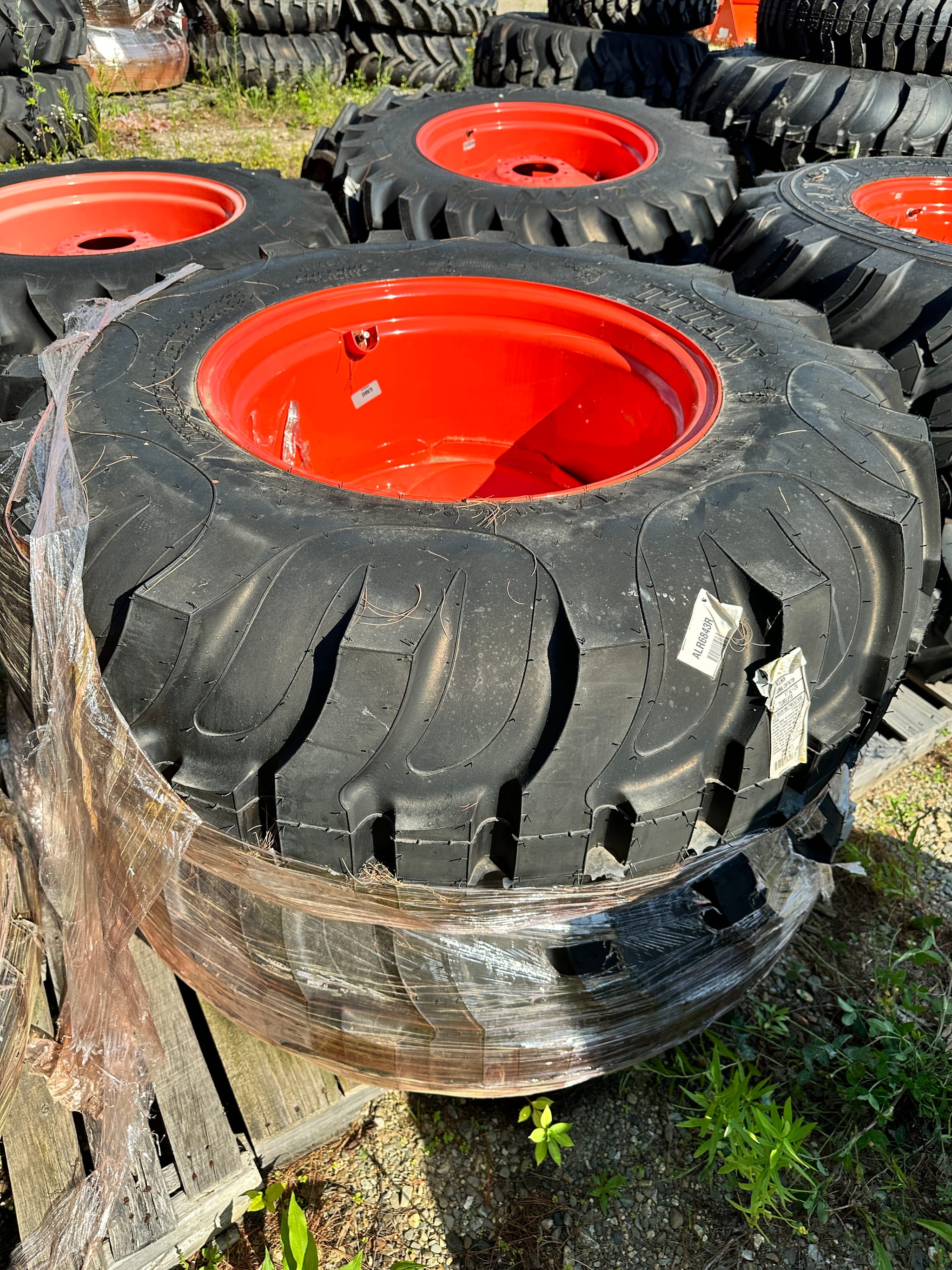 KUBOTA ALR6843 USED: Two New 17.5L-24 R4 Tires And Rims For M62 - Union ...