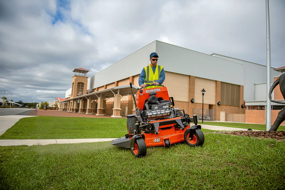 mower_sz_fl19_938_m Quality Equipment Helps Retain Quality Employees